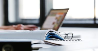 Femme travaillant au bureau