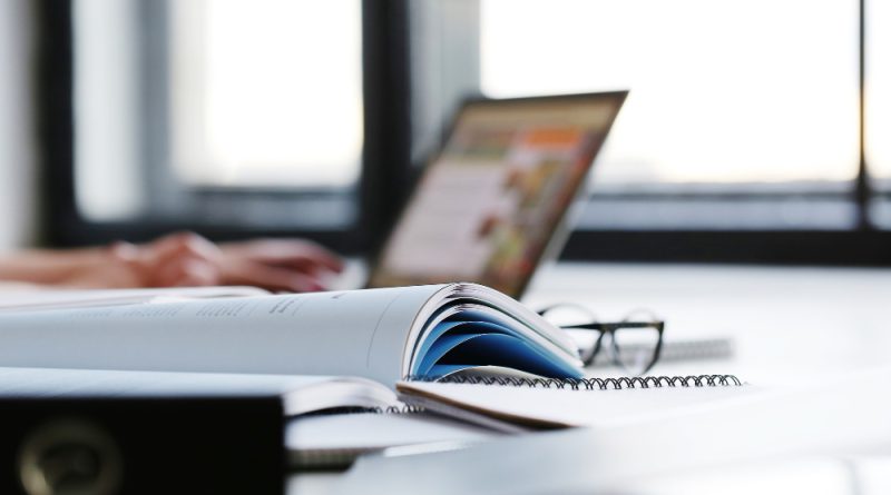 Femme travaillant au bureau